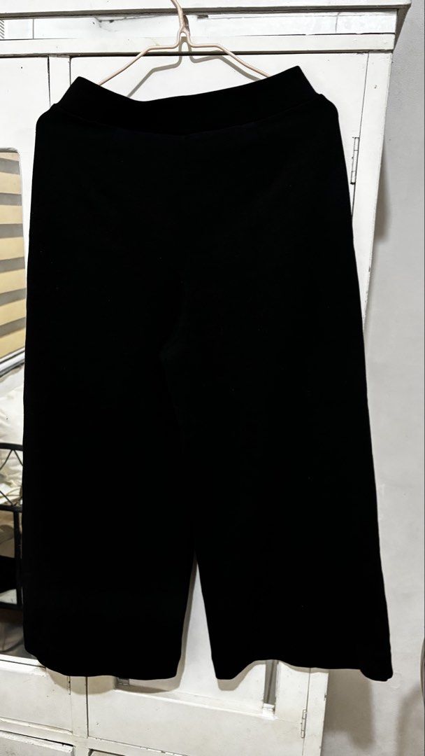 Uniqlo Black Cullotes (Category: Other Bottoms) located in Balanga. Submitted by pmcgee (Listing ID 1444612184, Image 2). Description: .