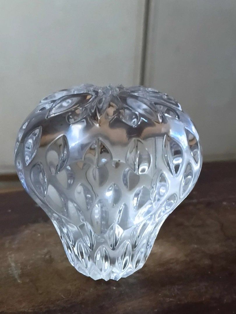 Waterford crystal paper weight (Category: Looking For) located in Manila. Submitted by gt747express (Listing ID 1444619422, Image 2). Description: waterford crystal paper weight size: 2.5 x 2.5 inches.