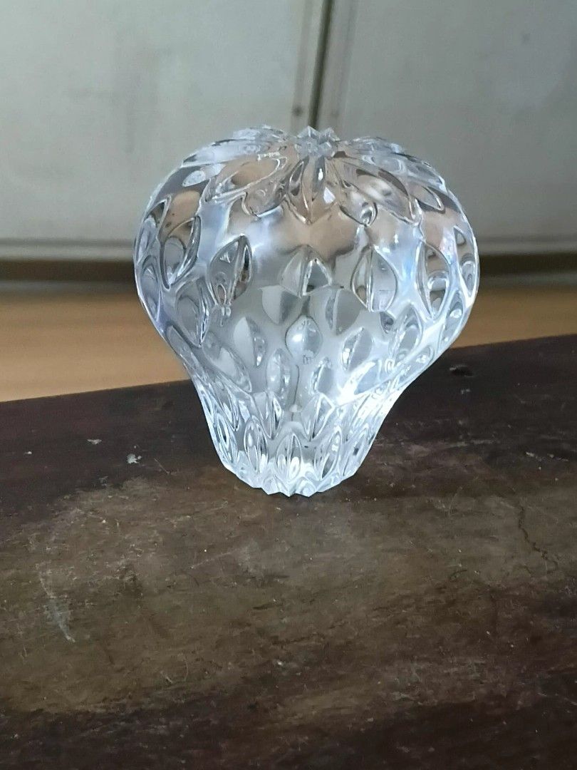 Waterford crystal paper weight (Category: Looking For) located in Manila. Submitted by gt747express (Listing ID 1444619422, Image 3). Description: waterford crystal paper weight size: 2.5 x 2.5 inches.