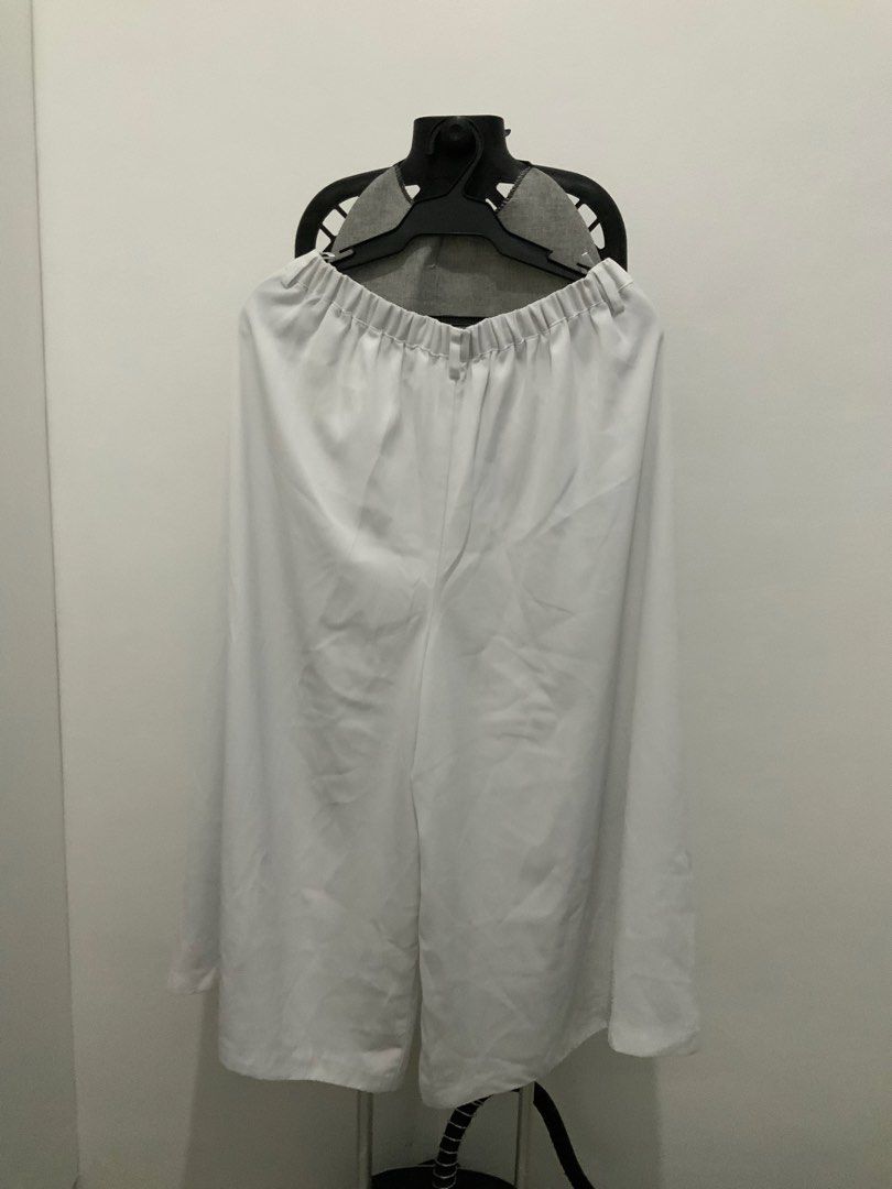 White Wide Leg Pleated Pants (Category: Other Bottoms) located in Taguig. Submitted by mstyphoon (Listing ID 1444536261, Image 3). Description: - White wide leg pants - Front pleats for a stylish look - Elastic waistband at the back for ultimate comfort - Smooth, satin-like fabric - Versatile: dress up or down easily - Effortless to wear - Length: 34-35in - Waist: 28-32.