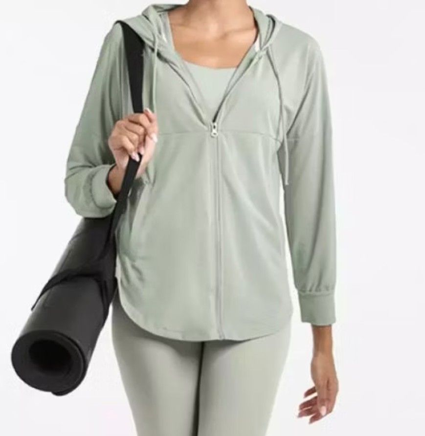 workout jacket (Category: Activewear) located in Puchong. Submitted by sizzledrizzle (Listing ID 1439950116, Image 2). Description: hardly worn since the size is a bit small for me material is high quality, stretchable and doesnt feel cheap 85% nylon 15% spandex if youre nice and srs buyer i'll give u special price 🫶🏻.
