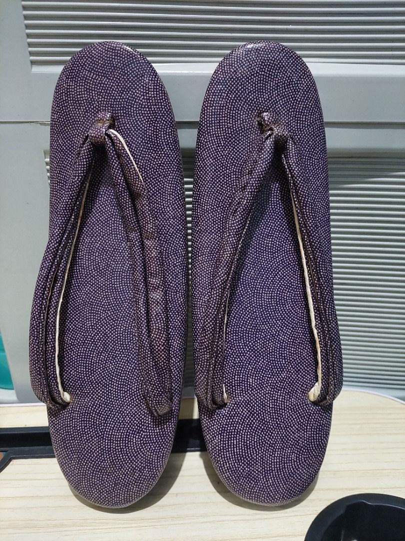 Zori for women (Category: Flats & Sandals) located in Caloocan City. Submitted by sanadayuki07 (Listing ID 1444504980, Image 1). Description: Zori for women 300 PHP Cainta location MOD: Lalamove, LBC, or Meetup MOP: Gcash or BPI Please note: Traditional sandals like these are meant to be worn slightly small, with the wearer's heel hanging off the back by about 1 to 2 centimeters. RFS: Need funds para sa paglipat ng bahay.