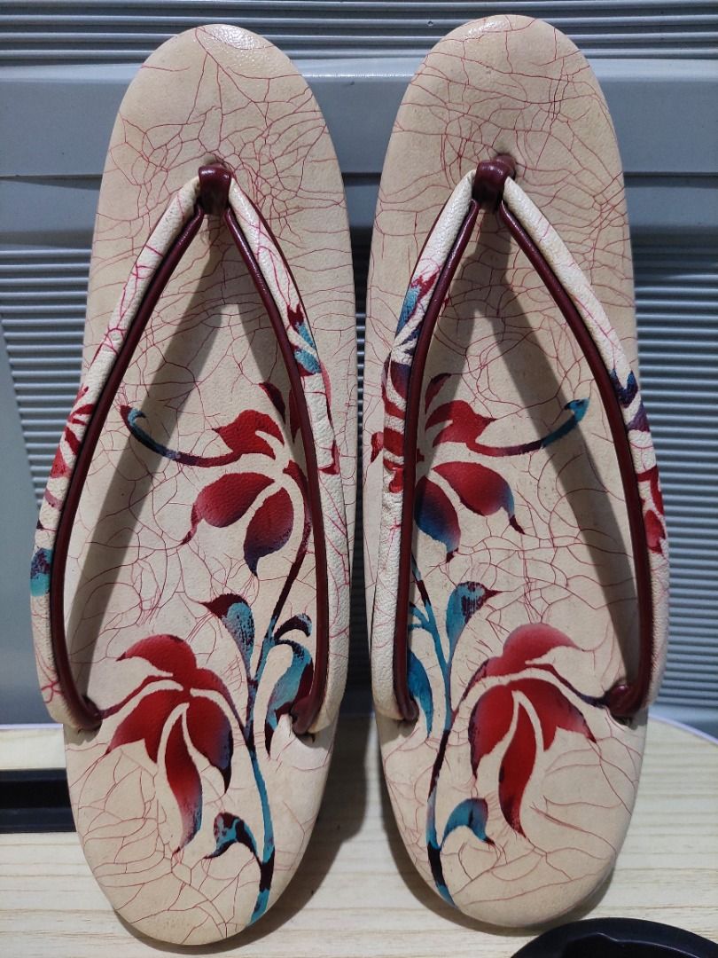 Zori for women (Category: Flats & Sandals) located in Caloocan City. Submitted by sanadayuki07 (Listing ID 1444504980, Image 3). Description: Zori for women 300 PHP Cainta location MOD: Lalamove, LBC, or Meetup MOP: Gcash or BPI Please note: Traditional sandals like these are meant to be worn slightly small, with the wearer's heel hanging off the back by about 1 to 2 centimeters. RFS: Need funds para sa paglipat ng bahay.