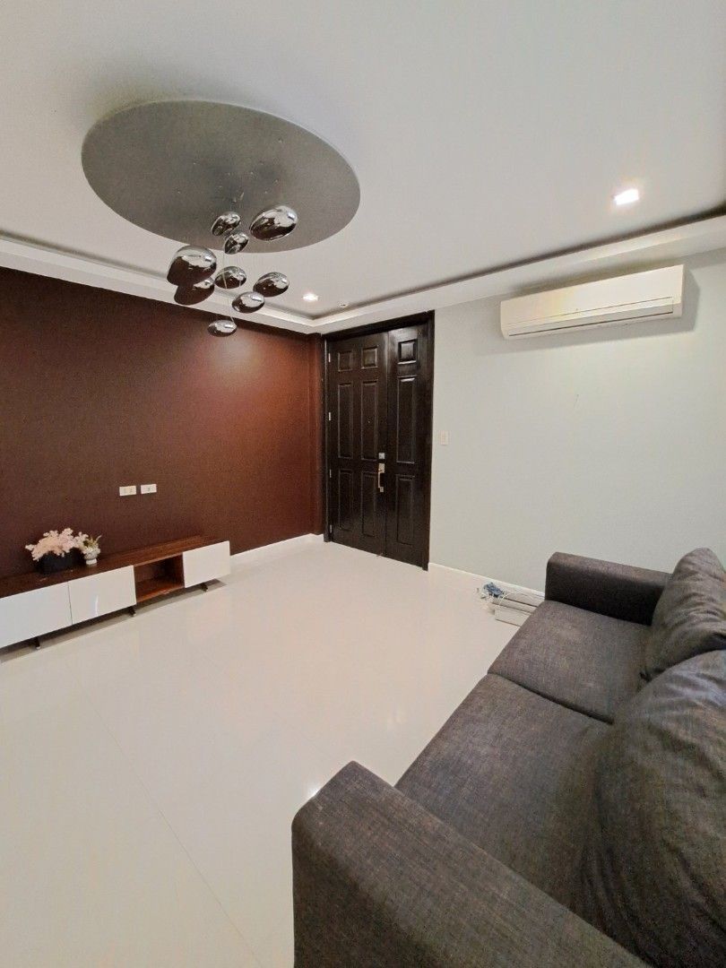 127 SQM 3BR 3TB CORNER UNIT KAPITOLYO PASIG (Category: Apartments & Condos) located in Pasig City. Submitted by jojint (Listing ID 1444727957, Image 1). Description: 10 mins to BGC via Kalayaan Bridge Newly Renovated 127 Sqm 3BR, 3TB 1 Covered Parking With Maid's Quarter With Open Utility Includes: 3 Split type AC 1 Window type AC Owner/seller here PM for more pictures and inquiries..