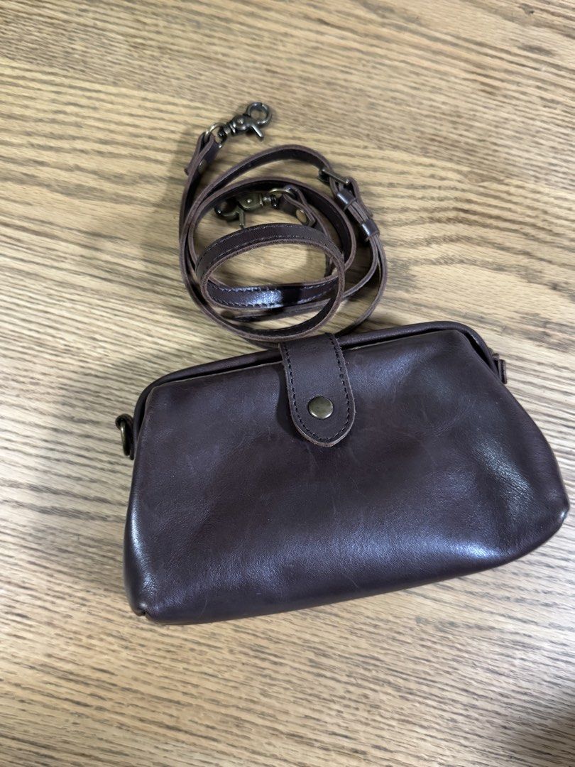 2 way bag (Category: Clutches) located in Cainta. Submitted by simoun19 (Listing ID 1444710585, Image 1). Description: Pure leather Nice for ootd Tolerable signs of use Very nice no brand .