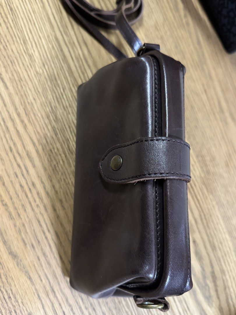 2 way bag (Category: Clutches) located in Cainta. Submitted by simoun19 (Listing ID 1444710585, Image 2). Description: Pure leather Nice for ootd Tolerable signs of use Very nice no brand .