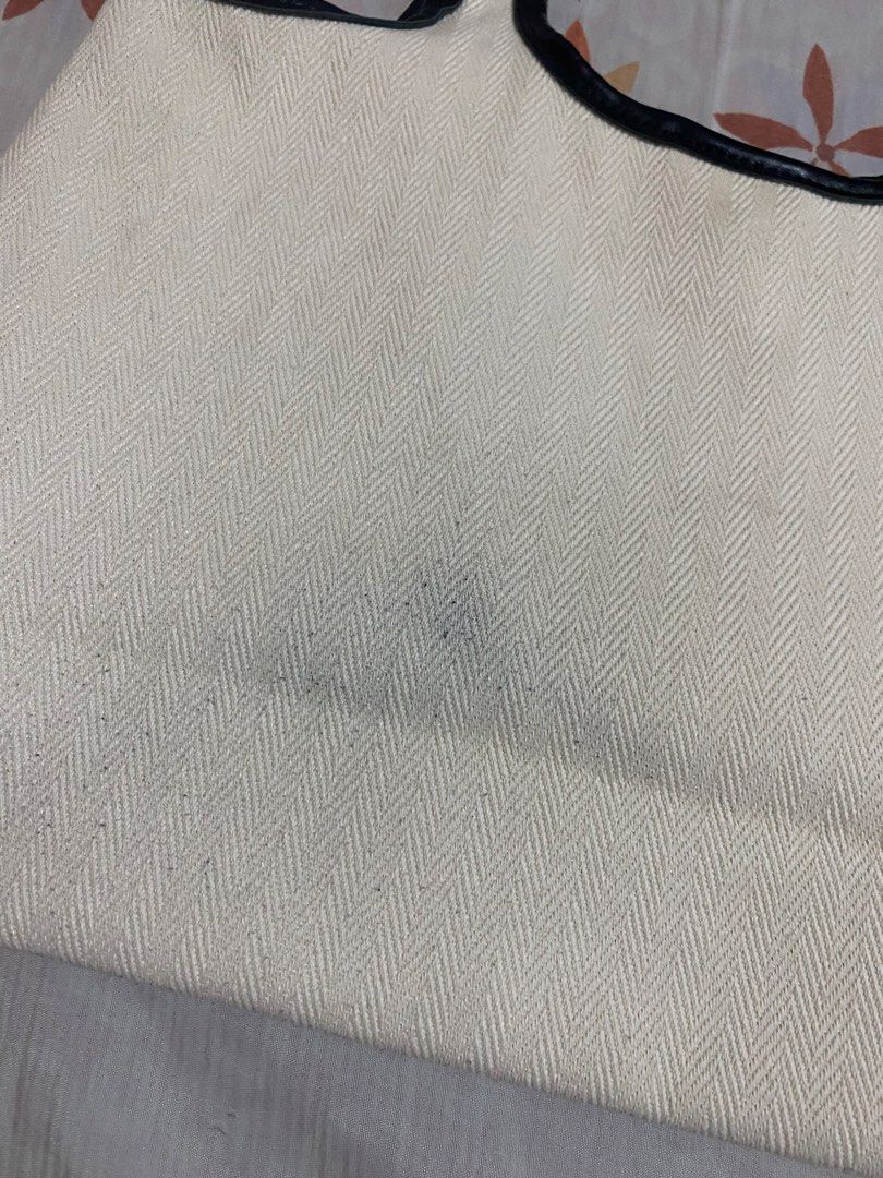 Alo Yoga Canvas Tote Bag (Category: Tote Bags) located in Lipa City. Submitted by bynina.ph (Listing ID 1444811911, Image 3). Description: Selling for v low ‼️issue: With color transfer stain sa likod (from black shirt) kaya pa malinis - AUTHENTIC - Black trim and handles - Embroidered Alo logo on front - Interior lining with repeating Alo Yoga print - Magnetic snap closure - Ideal for everyday use or gym trips.