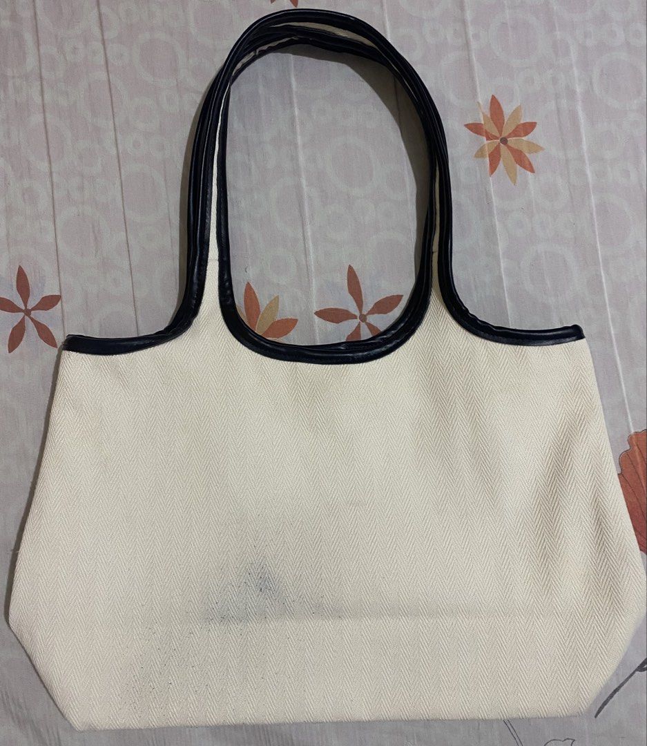 Alo Yoga Canvas Tote Bag (Category: Tote Bags) located in Lipa City. Submitted by bynina.ph (Listing ID 1444811911, Image 2). Description: Selling for v low ‼️issue: With color transfer stain sa likod (from black shirt) kaya pa malinis - AUTHENTIC - Black trim and handles - Embroidered Alo logo on front - Interior lining with repeating Alo Yoga print - Magnetic snap closure - Ideal for everyday use or gym trips.