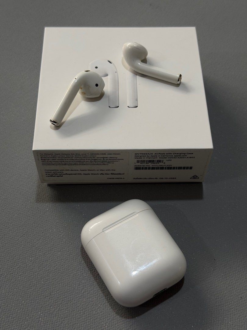 Apple Airpods 2 (Category: Earphones) located in Davao. Submitted by val_ad (Listing ID 1444701233, Image 3). Description: Apple Airpods 2 Original Used slightly in good working condition *box not included for photo purposes only inclusions: Pods left and right charging case Location - Davao City.