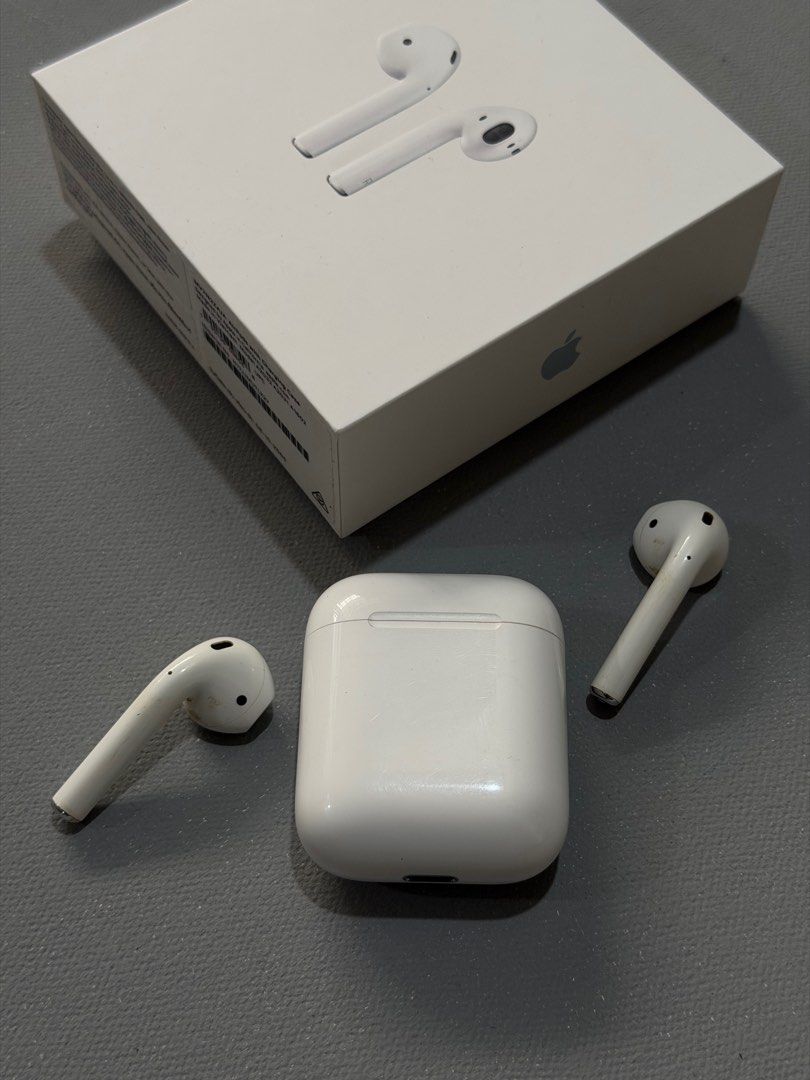 Apple Airpods 2 (Category: Earphones) located in Davao. Submitted by val_ad (Listing ID 1444701233, Image 2). Description: Apple Airpods 2 Original Used slightly in good working condition *box not included for photo purposes only inclusions: Pods left and right charging case Location - Davao City.