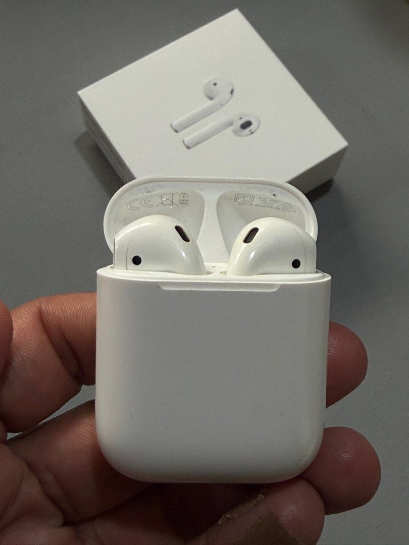 Apple Airpods 2 (Category: Earphones) located in Davao. Submitted by val_ad (Listing ID 1444701233, Image 1). Description: Apple Airpods 2 Original Used slightly in good working condition *box not included for photo purposes only inclusions: Pods left and right charging case Location - Davao City.