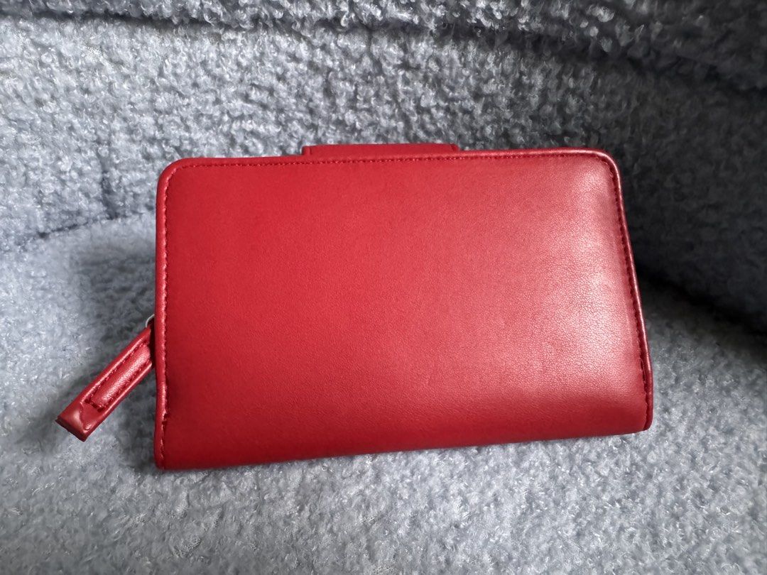 Authentic Nautica Red Bi-Fold Wallet with RFID Protection (Category: Wallets & Card holders) located in Quezon City. Submitted by katharus (Listing ID 1444747281, Image 2). Description: - Red Nautica bi-fold wallet - Multiple card slots and ID window - Zippered coin pocket - RFID protection for enhanced security - Compact and portable design .