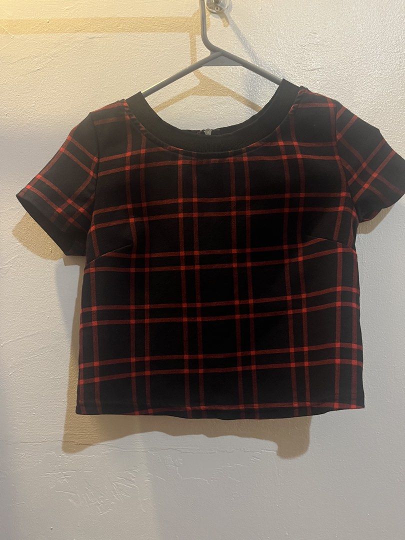 Bershka Plaid Cropped Top (Category: Blouses) located in Mandaluyong City. Submitted by declutterrie (Listing ID 1444821738, Image 1). Description: - Bershka black and red plaid cropped top - Size XS - Short sleeves - Round neckline - Zipper closure at the back - Ideal for casual wear.