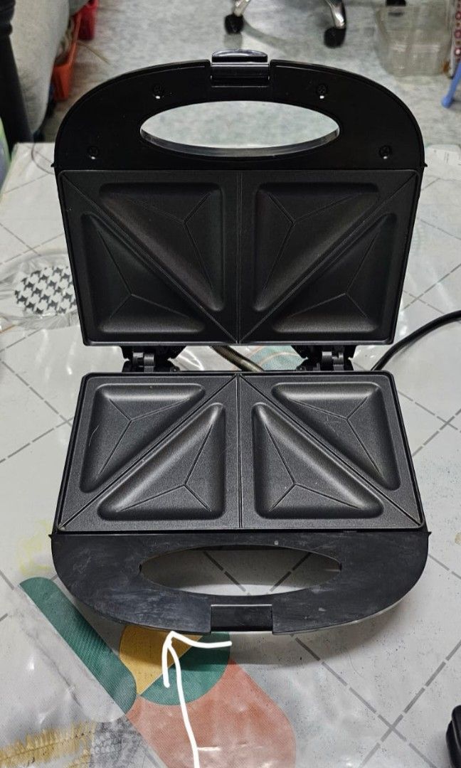 Bread Toaster (Category: Ovens & Toasters) located in Singapore. Submitted by suizan82 (Listing ID 1443257749, Image 2). Description: PowerPac Double-sided Heating Electric Sandwich Maker. Selling at $15 Self Collect at Hougang Ave 3 Payment By Cash Only..