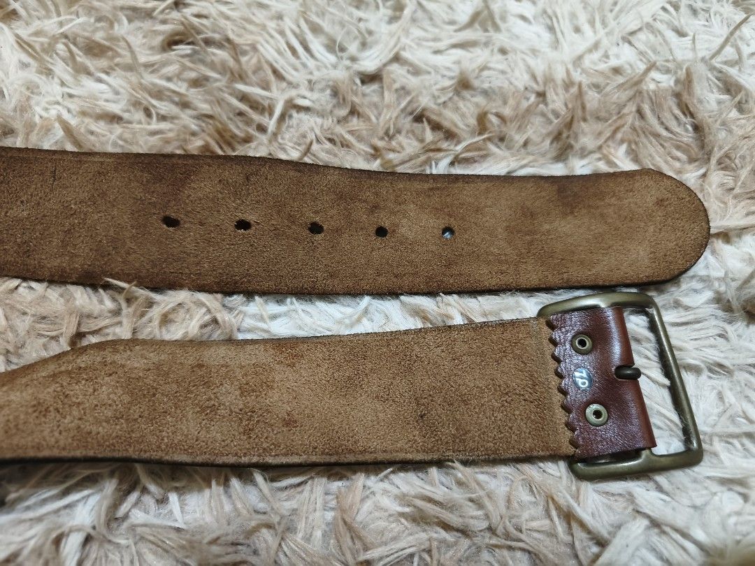Brown Leather Belt with Brass Buckle (Category: Belts) located in La Paz. Submitted by carou89146 (Listing ID 1444726034, Image 3). Description: - Classic brown genuine leather belt - Sturdy brass buckle - Multiple holes for adjustable fit - Great for everyday wear -curvy buckle Length 33.5 inches width 1.9 inches Size 26 -30 inches See check photos closely for more details needs some cleaning, overall excellent condition. very durable and nice.