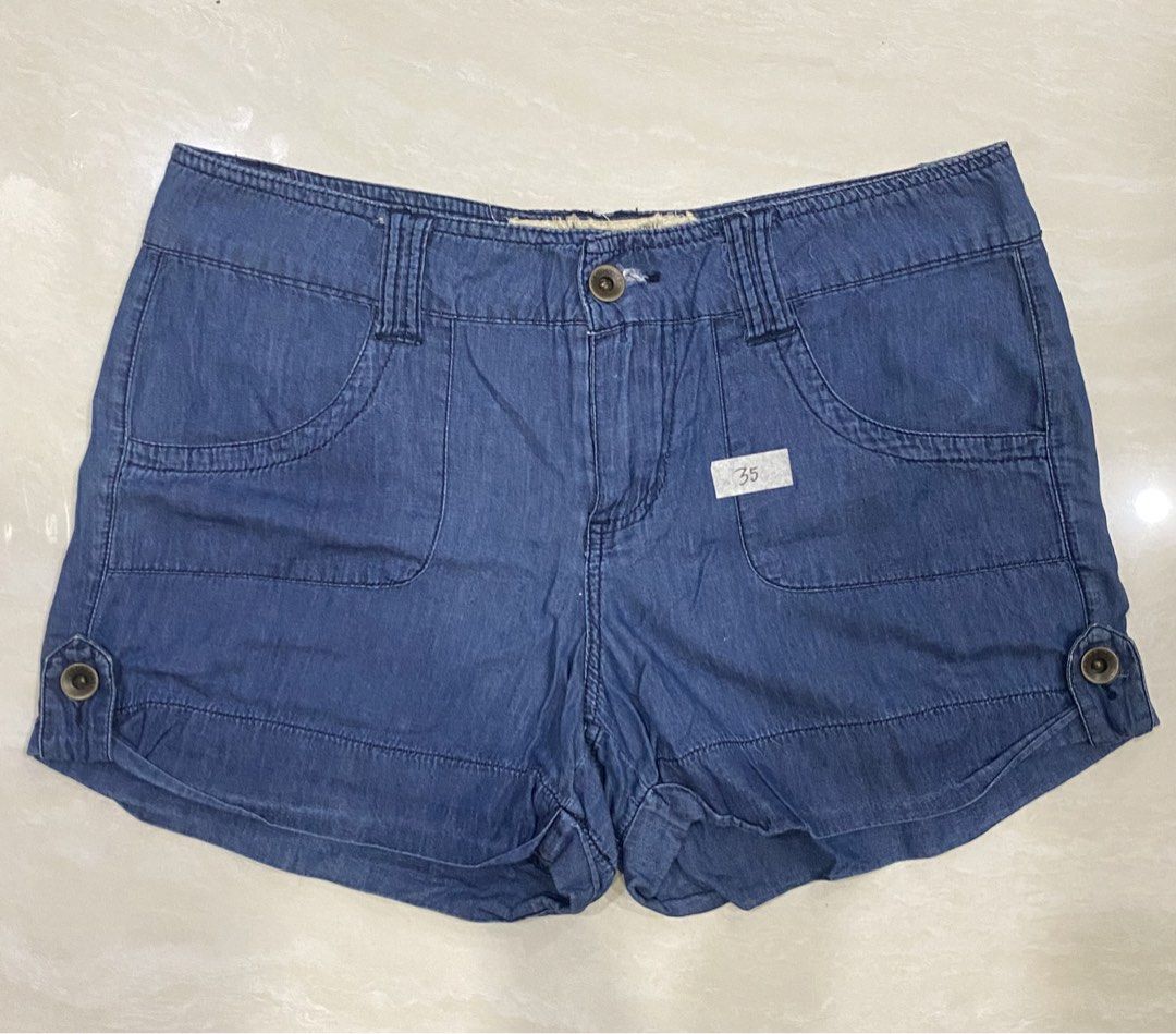 Button Shorts (Category: Shorts) located in San Pedro. Submitted by declutterbymb (Listing ID 1444832179, Image 1). Description: - SIZE 35 - 8/10 condition 📍San Pedro, Laguna 🚚J&T or Lalamove.