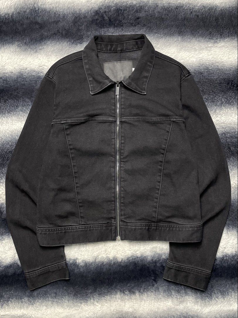 Calvin Klein Refined Denim Zip Jacket worn by Blackpink Jennie (Category: Coats, Jackets and Outerwear) located in Batangas. Submitted by memento___ (Listing ID 1444820607, Image 1). Description: Size on tag: M Length: 22” Pit to pit: 19.5” tapers to 18.5” Shoulder: 17” Sleeve Length: 25” Flaw/s: signs of wear 1000 PHP.