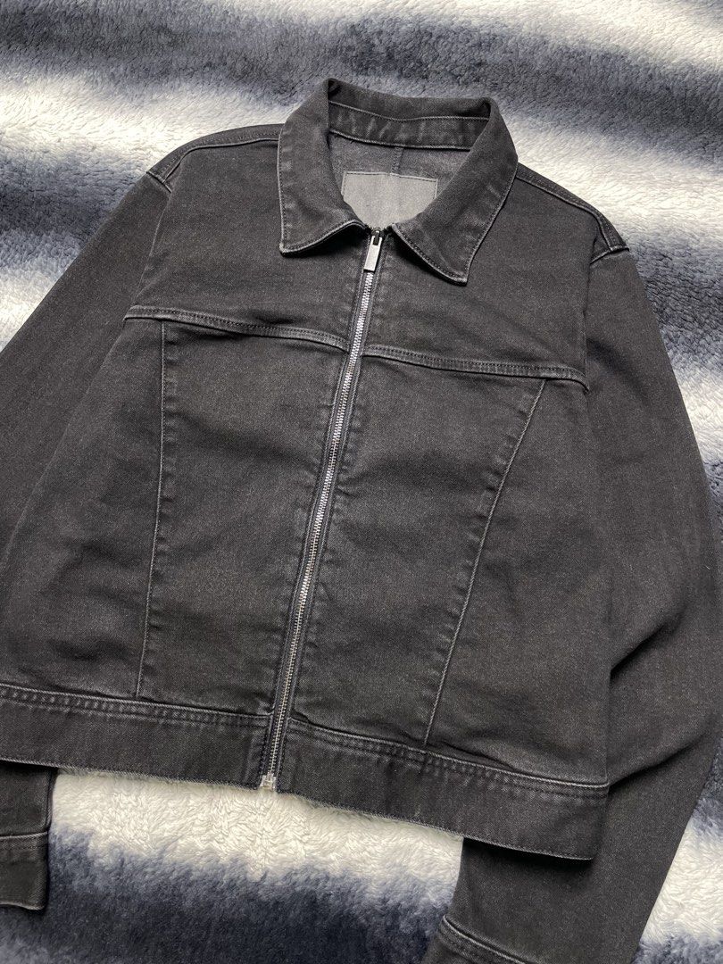 Calvin Klein Refined Denim Zip Jacket worn by Blackpink Jennie (Category: Coats, Jackets and Outerwear) located in Batangas. Submitted by memento___ (Listing ID 1444820607, Image 2). Description: Size on tag: M Length: 22” Pit to pit: 19.5” tapers to 18.5” Shoulder: 17” Sleeve Length: 25” Flaw/s: signs of wear 1000 PHP.