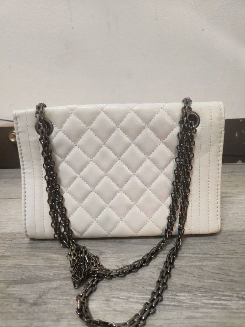Chanel Vintage White Shoulder Bag (Category: Shoulder Bags) located in Basud. Submitted by sourfiashop (Listing ID 1444768239, Image 3). Description: price is negotiable. has minor flaws. MOP: GCash DELIVERY: J & T.