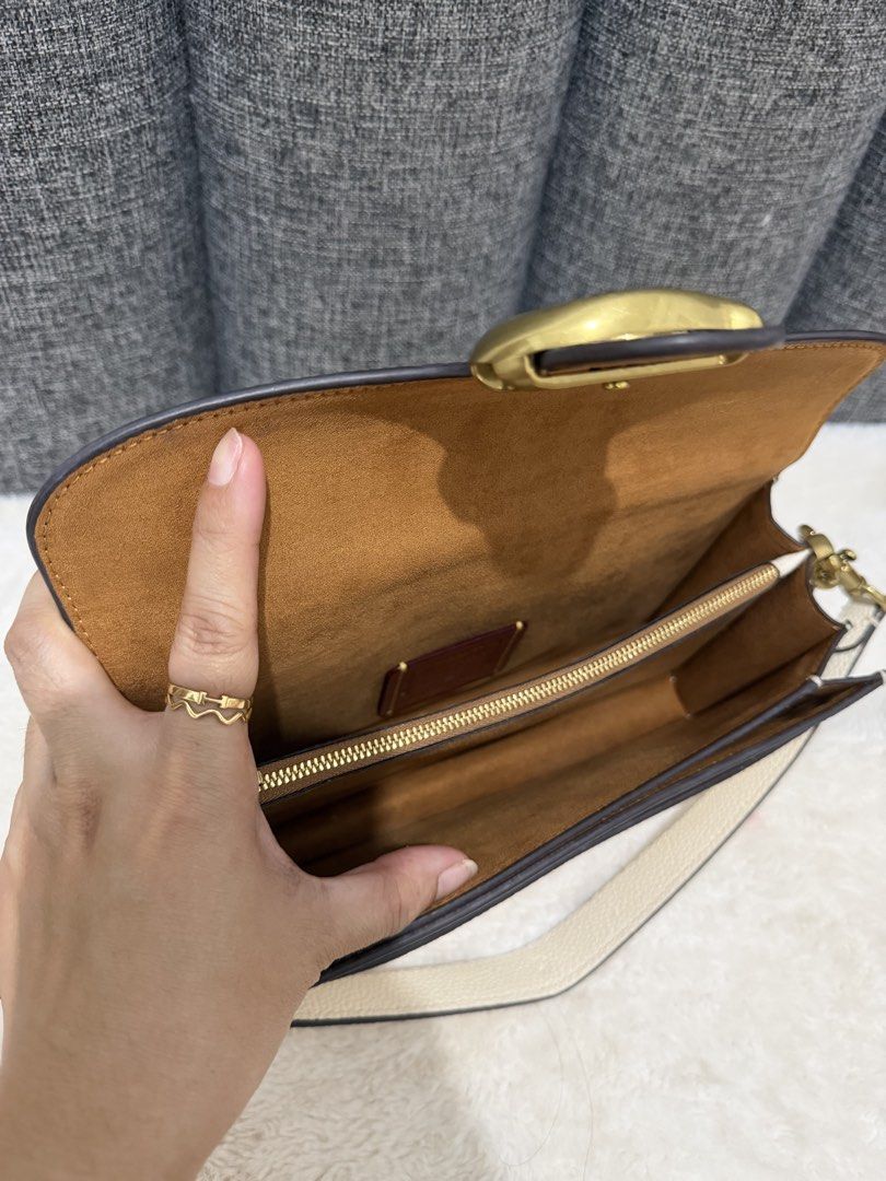 Coach tabby 26 (Category: Luxury Bags & Wallets) located in Las Pinas. Submitted by yhn_boutique (Listing ID 1444741138, Image 3). Description: Like new Actual pic posted Rfs: Nalalakihan ako sa 26 .