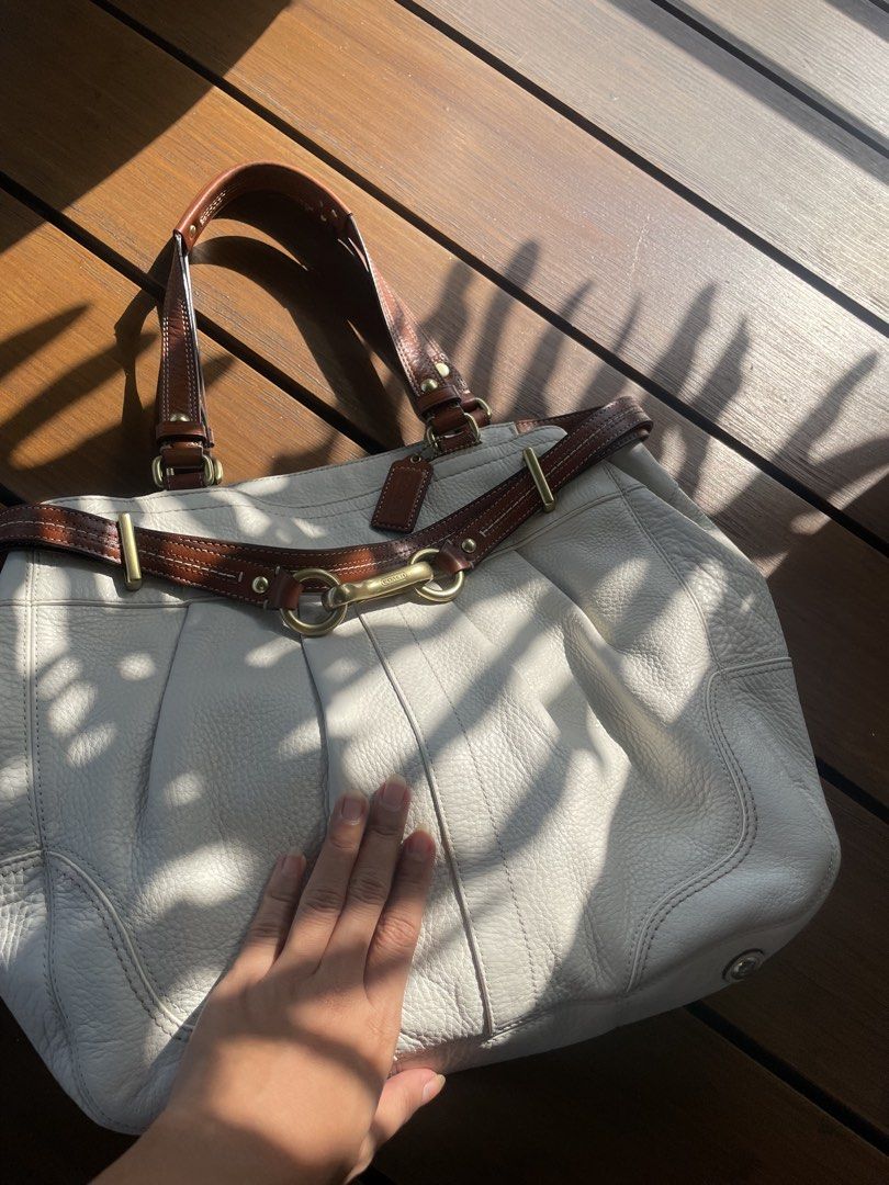 Coach Tote Bag (Category: Luxury Bags & Wallets) located in Caloocan City. Submitted by lynchua4 (Listing ID 1444699505, Image 1). Description: Same-day delivery within Metro Manila LBC nationwide Payment- Gotyme/Maribank/Gcash.