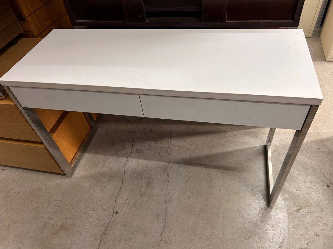 Console Table (Category: Tables & Sets) located in Alor Gajah. Submitted by shah_sgfurniture (Listing ID 1444720534, Image 1). Description: Stainless Steel Stand.