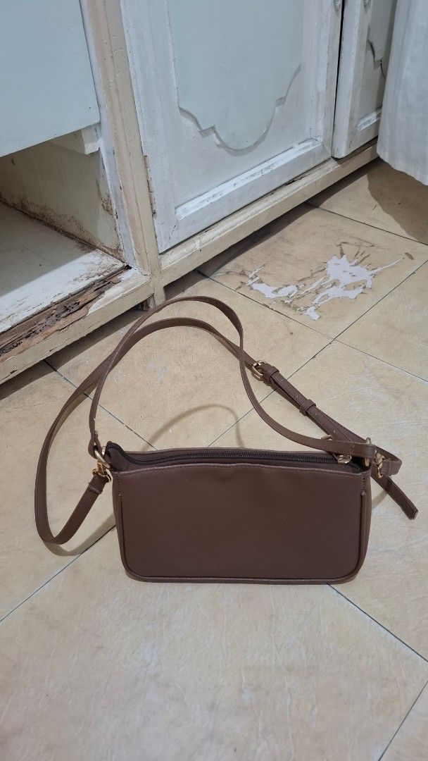 Daily Carry Cocoa Sling & Shoulder Bag (Category: Cross-body Bags) located in Balanga. Submitted by 4ralollipop (Listing ID 1444691324, Image 1). Description: DAILY CARRY COCOA SLING BAG - Only for 300 pesos - Like new condition, no issue - Bag length 5" width 9" height 5". Bag strap 20-24" Cash, Meetup SSS Balanga malapit sa provincial. PM if interested..