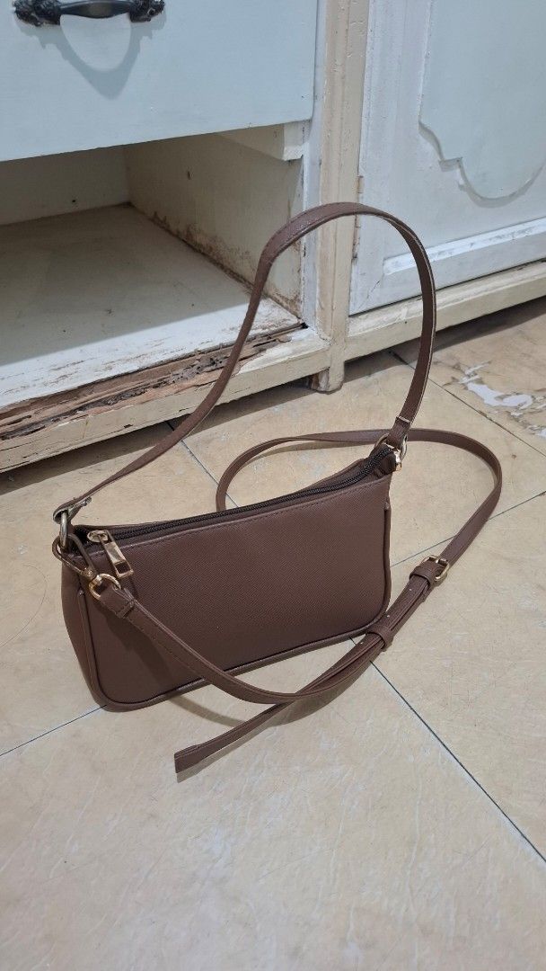 Daily Carry Cocoa Sling & Shoulder Bag (Category: Cross-body Bags) located in Balanga. Submitted by 4ralollipop (Listing ID 1444691324, Image 2). Description: DAILY CARRY COCOA SLING BAG - Only for 300 pesos - Like new condition, no issue - Bag length 5" width 9" height 5". Bag strap 20-24" Cash, Meetup SSS Balanga malapit sa provincial. PM if interested..