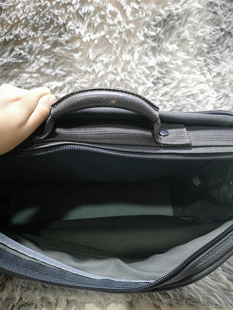 Dark Gray Zipper Closure Laptop Bag (Category: Laptop Bags & Sleeves) located in Santa Cruz. Submitted by jmy_surplus.2 (Listing ID 1444759395, Image 2). Description: Size ; L - 13 W - 17 Color ; Dark Gray Type ; Laptop bag Brand ; No Brand Material ; Nylon Style ; Dark Gray Zipper Closure Laptop bag LR 163 JMY 5 Batch #209.