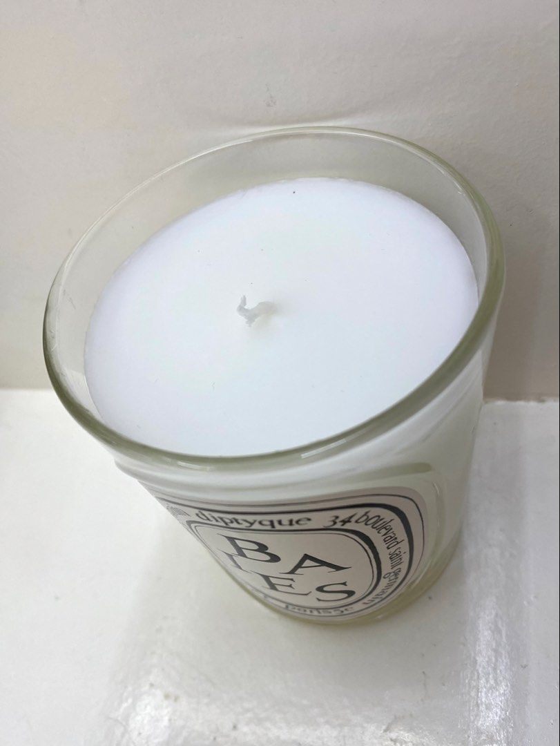 Diptyque Baies Scented Candle 190g (Category: Home Fragrance) located in Mexico. Submitted by happymoby (Listing ID 1444762398, Image 3). Description: note: no original box The DIPTYQUE Baies (Berries) Candle speaks of harmony - a coming together of flower and fruit. Product details 190G Suitable for small and medium-sized rooms Fragrance gradually released and persistent (optimal after around 20 minutes). There is no limit on the size of the spa