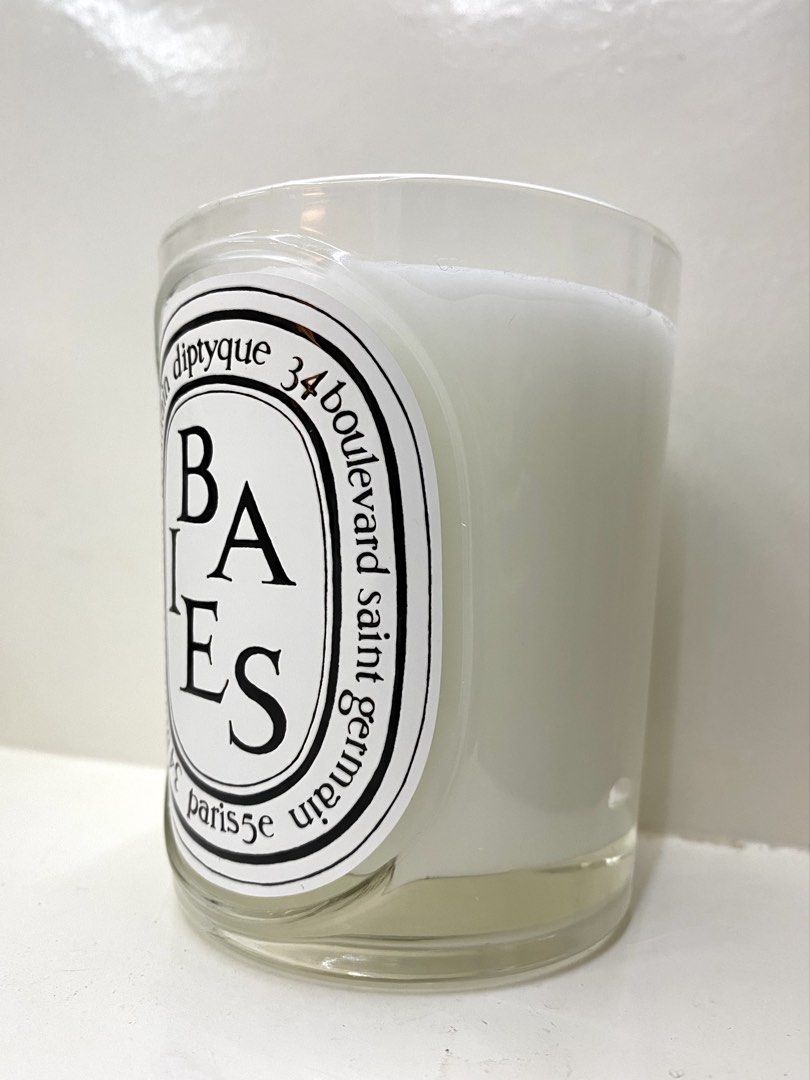 Diptyque Baies Scented Candle 190g (Category: Home Fragrance) located in Mexico. Submitted by happymoby (Listing ID 1444762398, Image 2). Description: note: no original box The DIPTYQUE Baies (Berries) Candle speaks of harmony - a coming together of flower and fruit. Product details 190G Suitable for small and medium-sized rooms Fragrance gradually released and persistent (optimal after around 20 minutes). There is no limit on the size of the spa