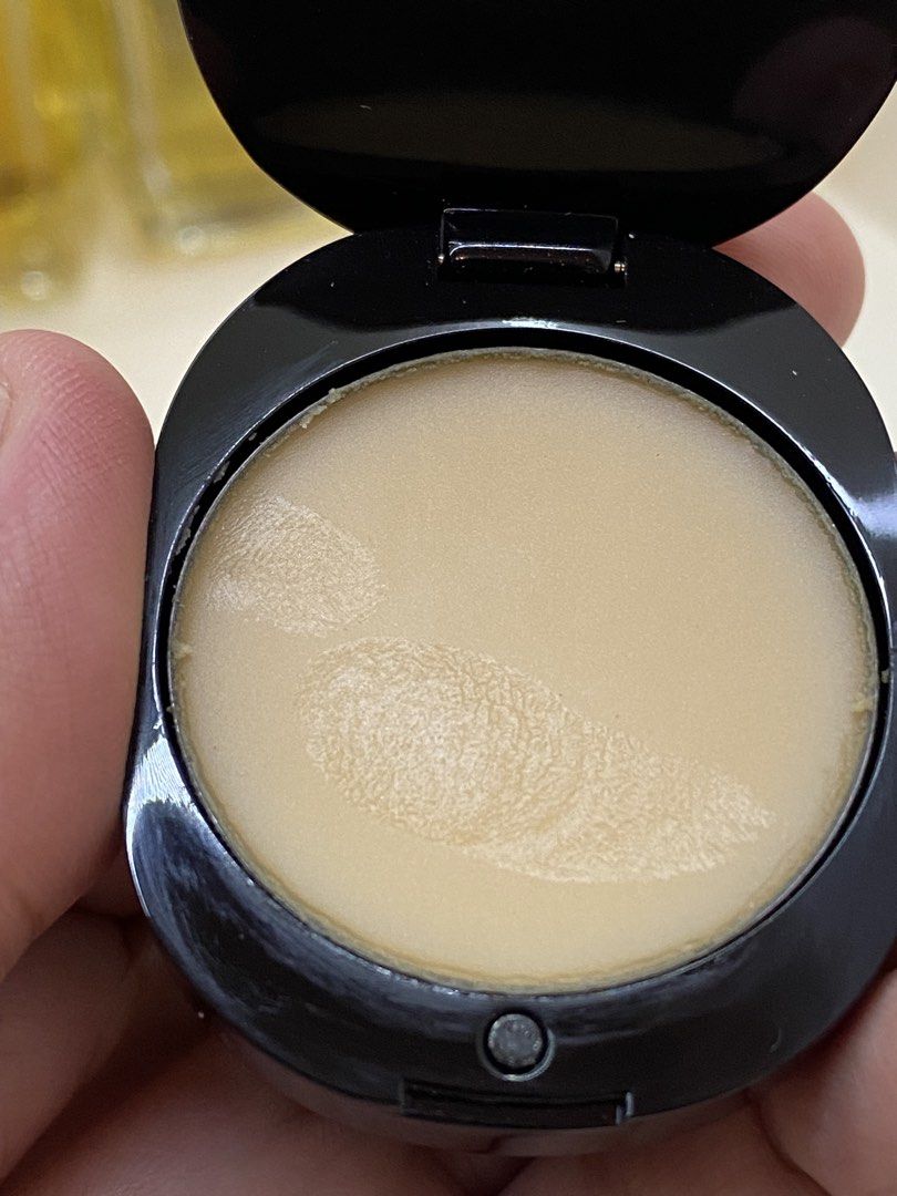 Diptyque Do Son Solid Perfume 3.6g (Category: Fragrance & Deodorants) located in Mexico. Submitted by happymoby (Listing ID 1442824300, Image 3). Description: FYI: ✔️ safe package, using column wrap. 👁️‍🗨️what you see is what you get. 👁️‍🗨️ Actual photos (more photos just DM me) This Fragrance Gesture is inspired by the enfleurage technique used in times past to capture the scent of flowers. Its alcohol free wax is a scented balm that is appl