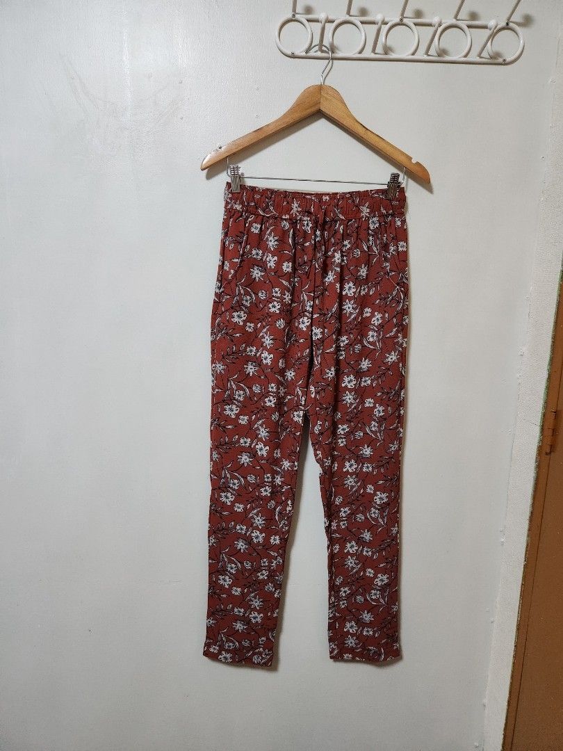 Floral gartered pants med to Large (Category: Other Bottoms) located in Marikina City. Submitted by KanamiFinds (Listing ID 1444821656, Image 1). Description: waist: 28 to 40 inches length: 40 inches from the waist with pockets.