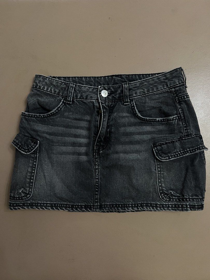 H&M Grey / black Denim Cargo Mini Skirt (Category: Skirts) located in Paranaque City. Submitted by chessyscloset_ (Listing ID 1444822114, Image 1). Description: - H&M Grey Denim Cargo Mini Skirt - Size: 4 US - Features: Front pockets, back pockets, side cargo pockets -in good condition / barely used .