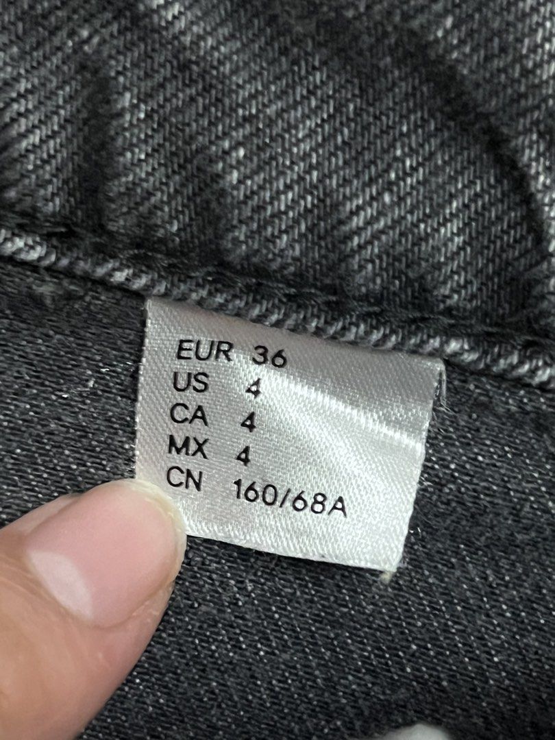 H&M Grey / black Denim Cargo Mini Skirt (Category: Skirts) located in Paranaque City. Submitted by chessyscloset_ (Listing ID 1444822114, Image 3). Description: - H&M Grey Denim Cargo Mini Skirt - Size: 4 US - Features: Front pockets, back pockets, side cargo pockets -in good condition / barely used .
