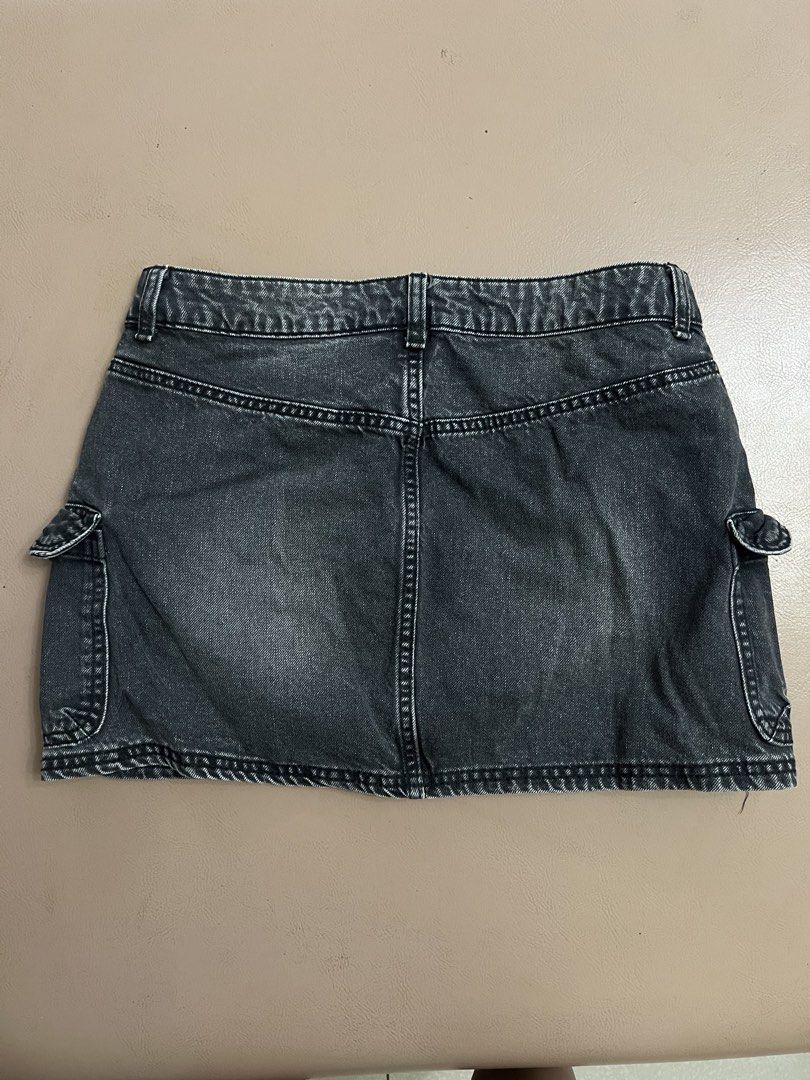 H&M Grey / black Denim Cargo Mini Skirt (Category: Skirts) located in Paranaque City. Submitted by chessyscloset_ (Listing ID 1444822114, Image 2). Description: - H&M Grey Denim Cargo Mini Skirt - Size: 4 US - Features: Front pockets, back pockets, side cargo pockets -in good condition / barely used .
