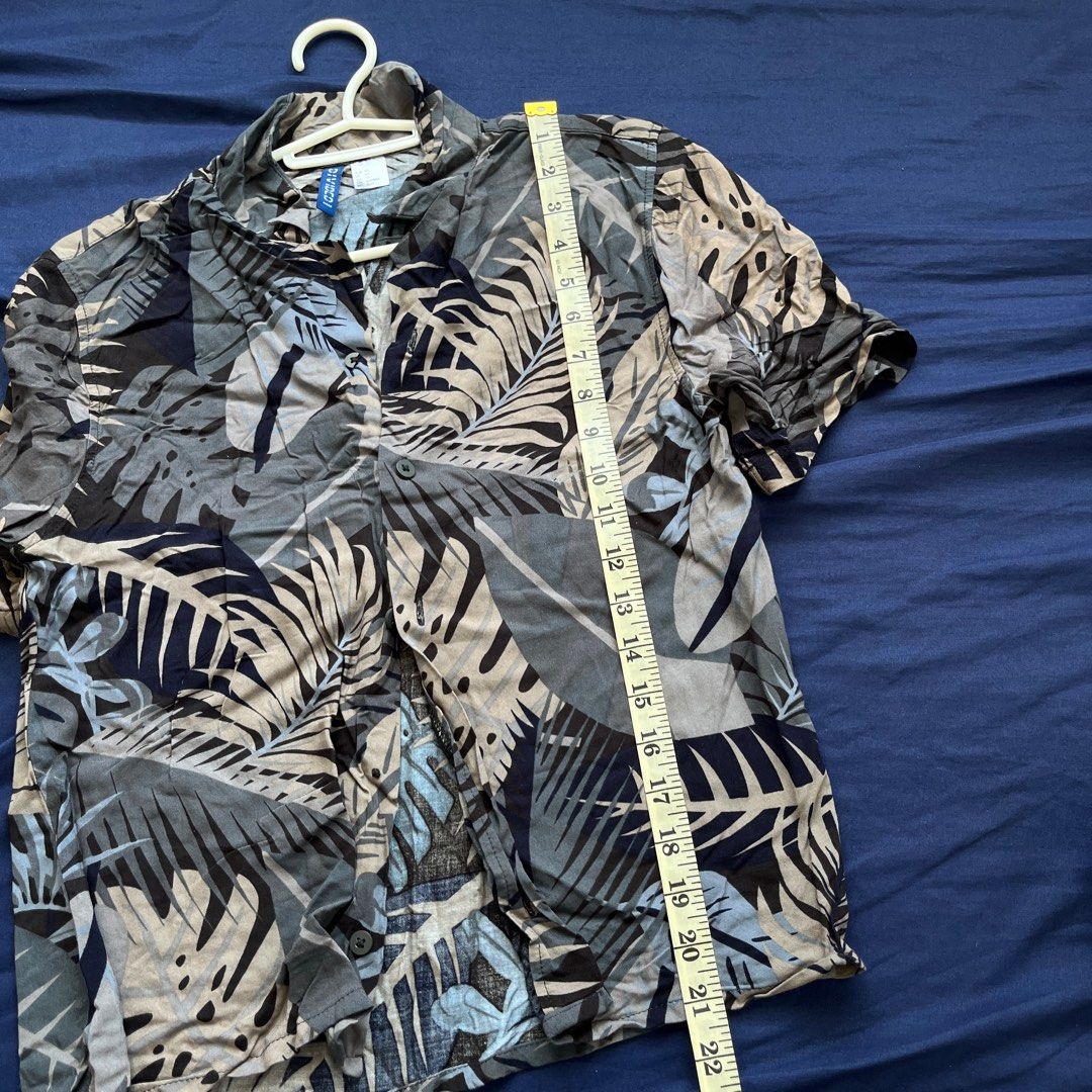 H&M Tropical Leaf Print Button Up Shirt Polo (Category: Shirts) located in Cagayan de Oro. Submitted by aeiith (Listing ID 1444728554, Image 3). Description: This is so good Just replace the set pf buttons.