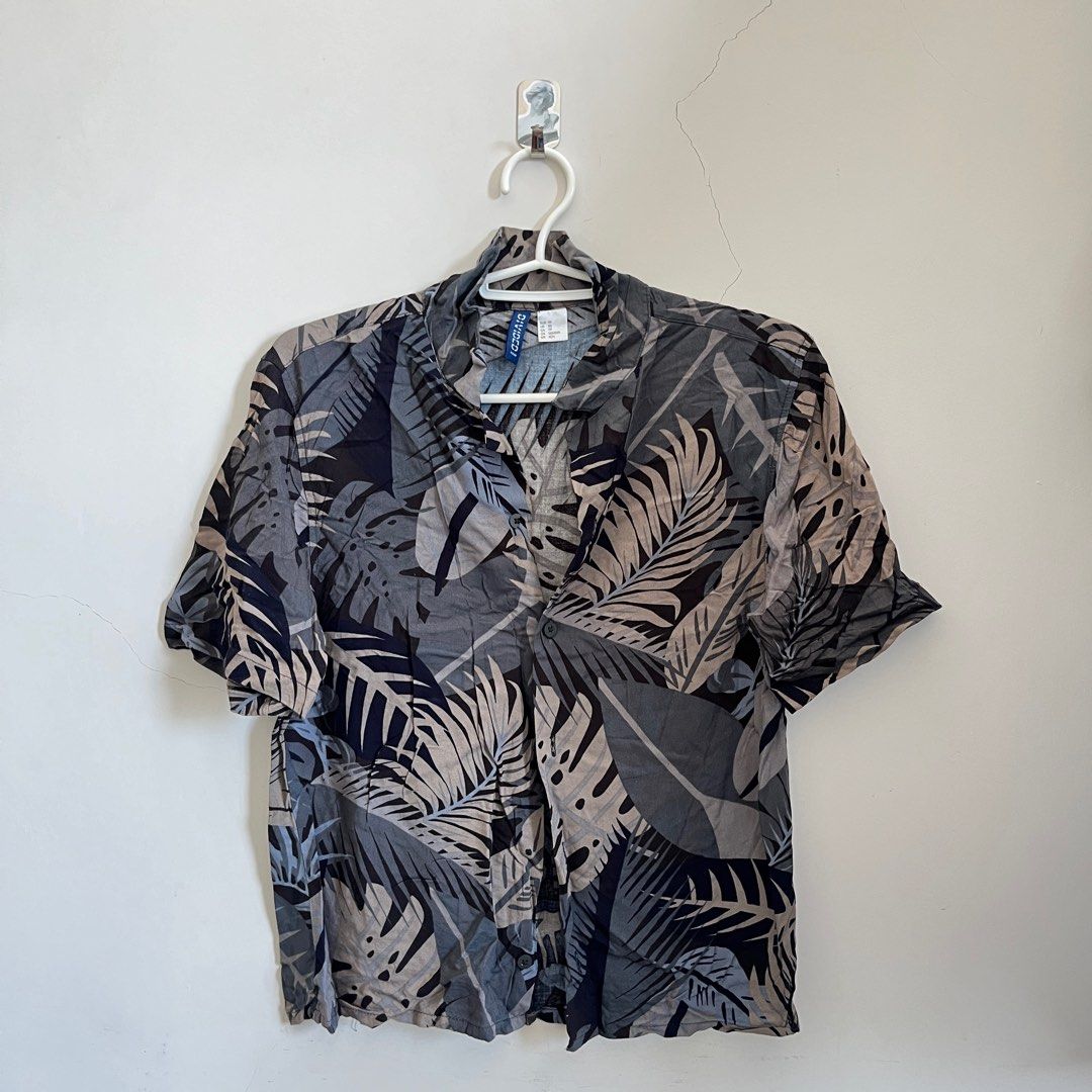 H&M Tropical Leaf Print Button Up Shirt Polo (Category: Shirts) located in Cagayan de Oro. Submitted by aeiith (Listing ID 1444728554, Image 1). Description: This is so good Just replace the set pf buttons.