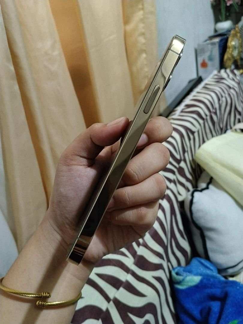 Iphone 12 PRO 128GB (Category: iPhone 12 Series) located in Marikina City. Submitted by raphreyes (Listing ID 1444799555, Image 3). Description: FOR SALE ONLY, PASS SA SWAP UNIT ONLY Quick Specs & Features: •Storage: 128GB •Battery Health: 100% 🔋 •Network: Factory Unlocked / Openline to all •networks •Color: Gold Features: 5G capable, Pro camera system with LiDAR scanner, cinematic video recording, and a beautiful Super Retina XDR display..