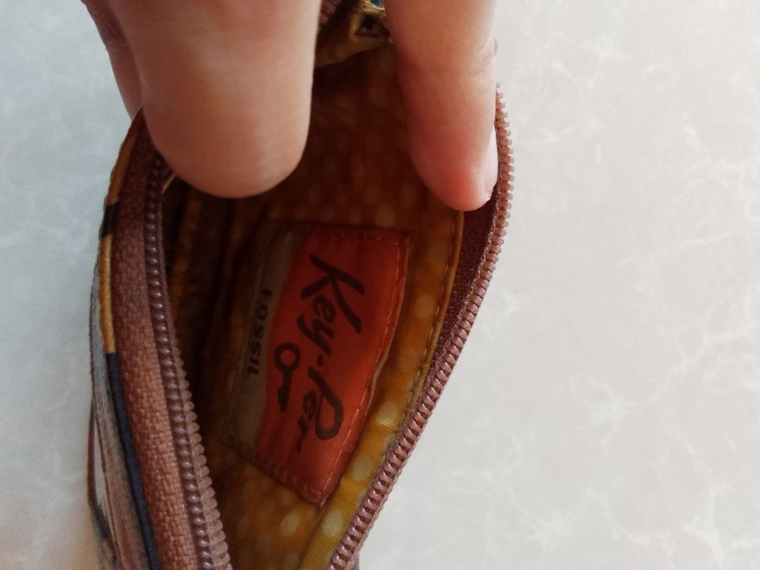 Key-Per Fossil Wallet (Category: Luxury Bags & Wallets) located in Davao. Submitted by declutter-ecothings (Listing ID 1444695350, Image 3). Description: In good condition. Used with care. No issue.