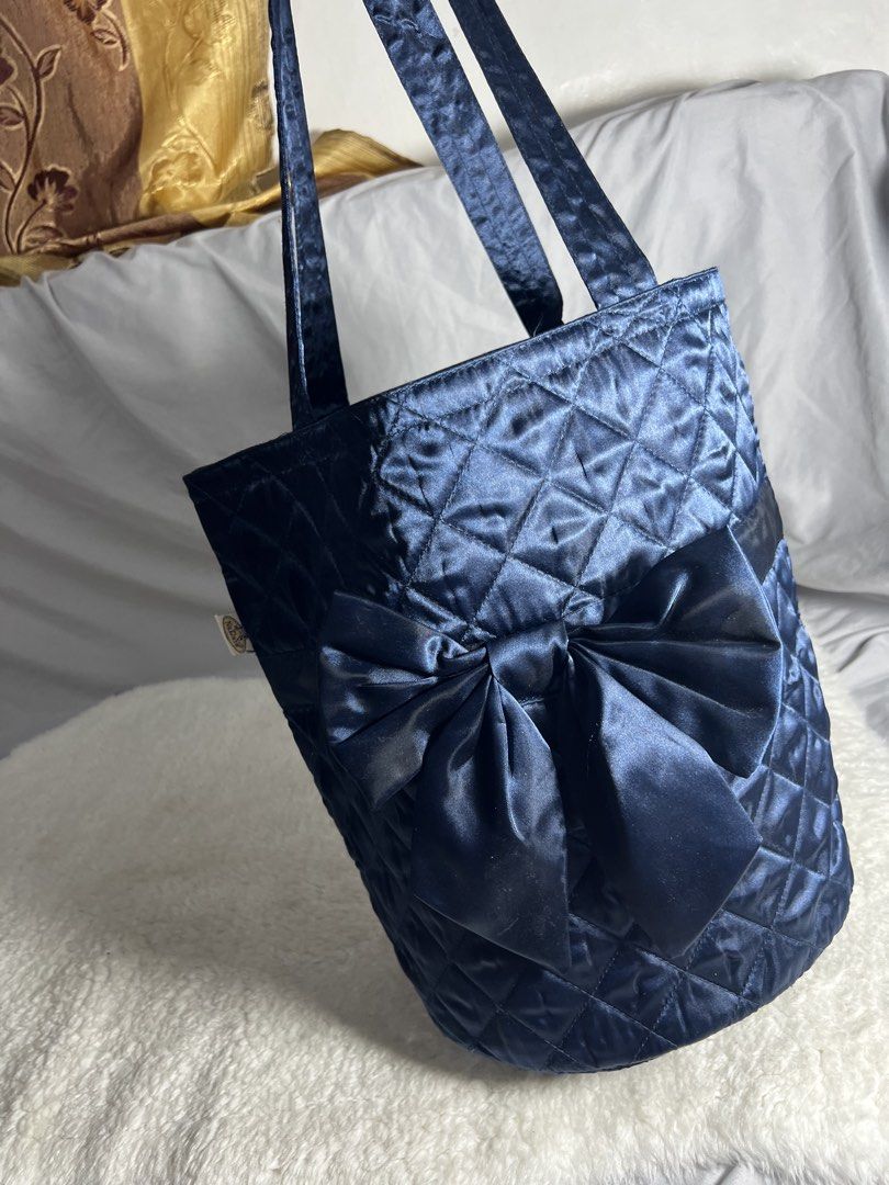 large waterproof naraya satin bucket bag (Category: Tote Bags) located in Baguio. Submitted by mercedeshermosamoran (Listing ID 1444722505, Image 2). Description: super ganda pang travel/ picnic/ beach etc pwede rin as work bag can fit large jacket etc inside rare find/ personal fave .