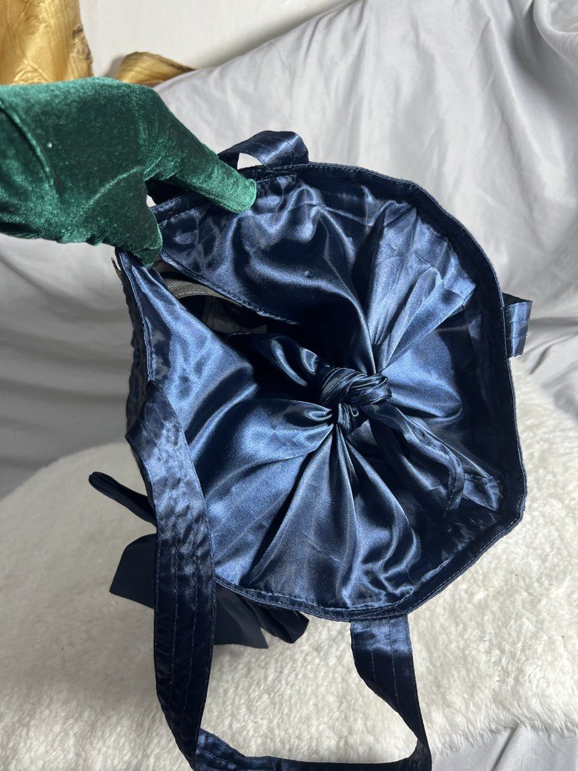 large waterproof naraya satin bucket bag (Category: Tote Bags) located in Baguio. Submitted by mercedeshermosamoran (Listing ID 1444722505, Image 3). Description: super ganda pang travel/ picnic/ beach etc pwede rin as work bag can fit large jacket etc inside rare find/ personal fave .