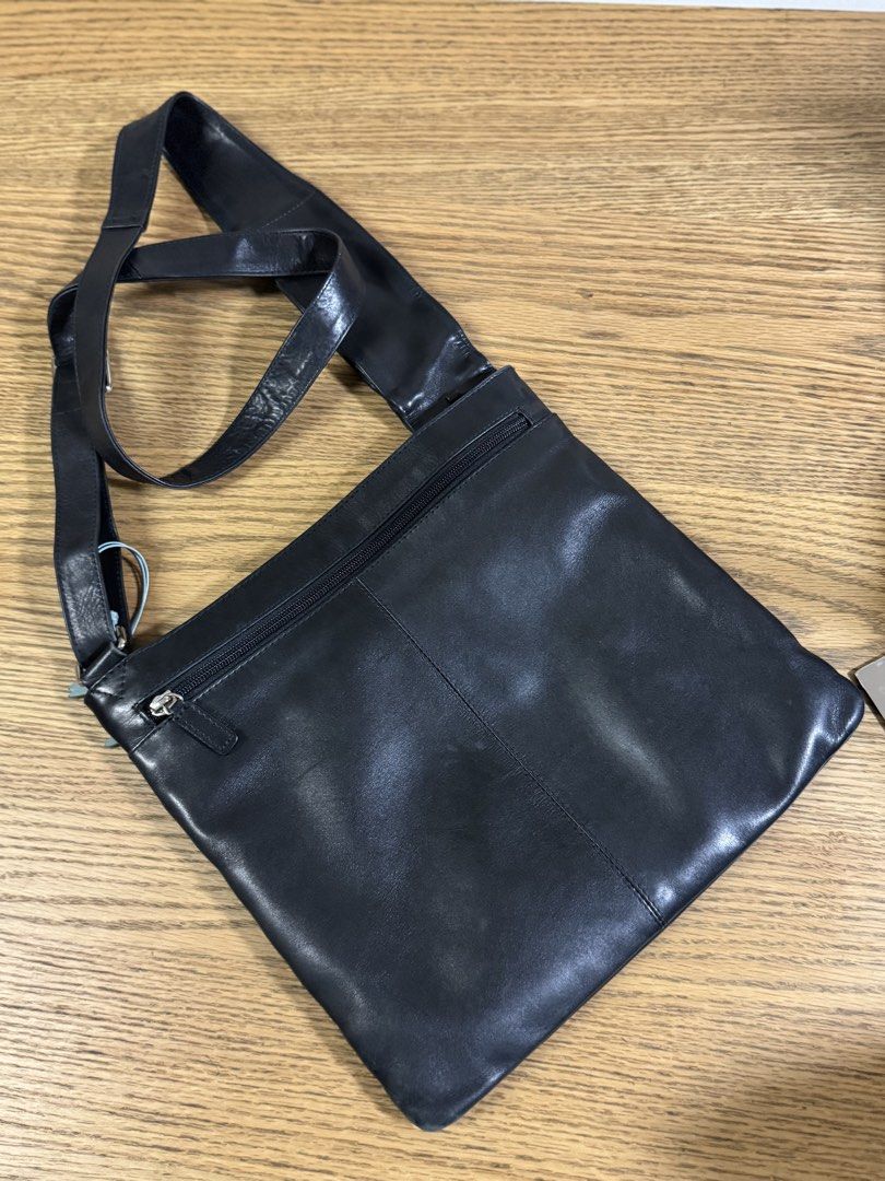 Leather bag (Category: Cross-body Bags) located in Cainta. Submitted by simoun19 (Listing ID 1444709850, Image 3). Description: Pure leather Black color.