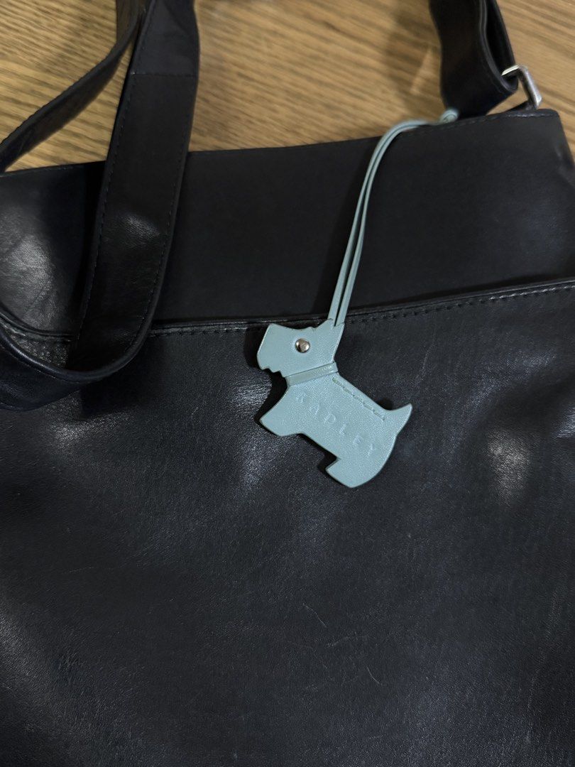 Leather bag (Category: Cross-body Bags) located in Cainta. Submitted by simoun19 (Listing ID 1444709850, Image 2). Description: Pure leather Black color.