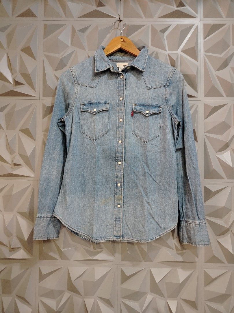 Levi's Light Wash Denim Shirt (Category: Coats, Jackets and Outerwear) located in Calapan. Submitted by 2017thrifter (Listing ID 1444774405, Image 2). Description: - Classic Levi's denim shirt - Light wash blue color - Button-up front - Two chest pockets - Made in Sri Lanka - Size S/P/CH.