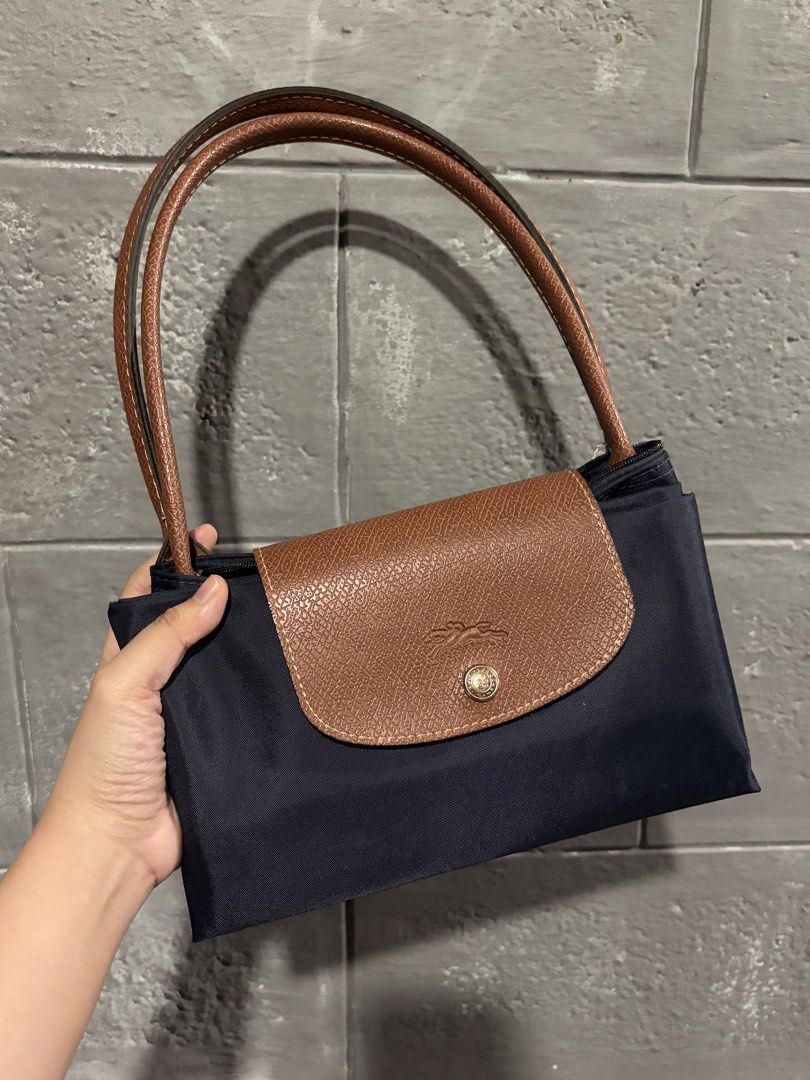 Longchamp Le Pliage Large Tote (RUSH) (Category: Shoulder Bags) located in Quezon City. Submitted by pinkplup (Listing ID 1444834024, Image 3). Description: Not guaranteed❗️ Brown - ₱500 Navy - ₱500 Black - ₱500 Khaki - ₱450 (has signs of usage) .