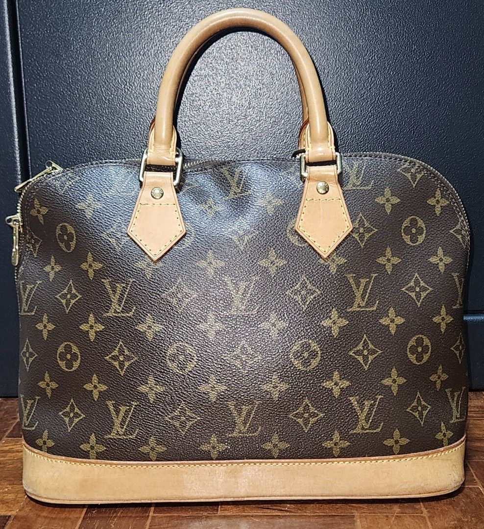 LV Alma (Category: Luxury Bags & Wallets) located in Quezon City. Submitted by nadine_miel (Listing ID 1444813479, Image 1). Description: For Sale!!! Lv Alma in Pm size Coated Canvas monogram Material Clean inside No foul smell has watermarks but tolerble ksi mejo tisay pa Has dryness on the bottom part of the leather pero mink oil lng katapat nyan Comes with padlock and key, dustbag Murabels sa 20k.
