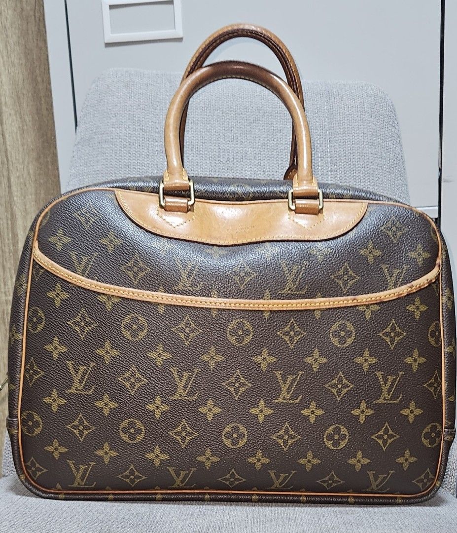 LV DEUVILLE (Category: Luxury Bags & Wallets) located in Quezon City. Submitted by nadine_miel (Listing ID 1444811427, Image 1). Description: Lv Deuville As seen on pictures honey patina na ang vachetta but no foul smell, no peelling, no cracks, clean inside and what importnt is sturdy pa ang bag Comes with dustbag 22k tawaran nio wag lang presyong hukay hukay ha😊😉.