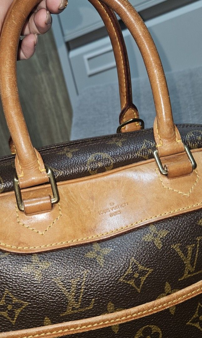 LV DEUVILLE (Category: Luxury Bags & Wallets) located in Quezon City. Submitted by nadine_miel (Listing ID 1444811427, Image 3). Description: Lv Deuville As seen on pictures honey patina na ang vachetta but no foul smell, no peelling, no cracks, clean inside and what importnt is sturdy pa ang bag Comes with dustbag 22k tawaran nio wag lang presyong hukay hukay ha😊😉.
