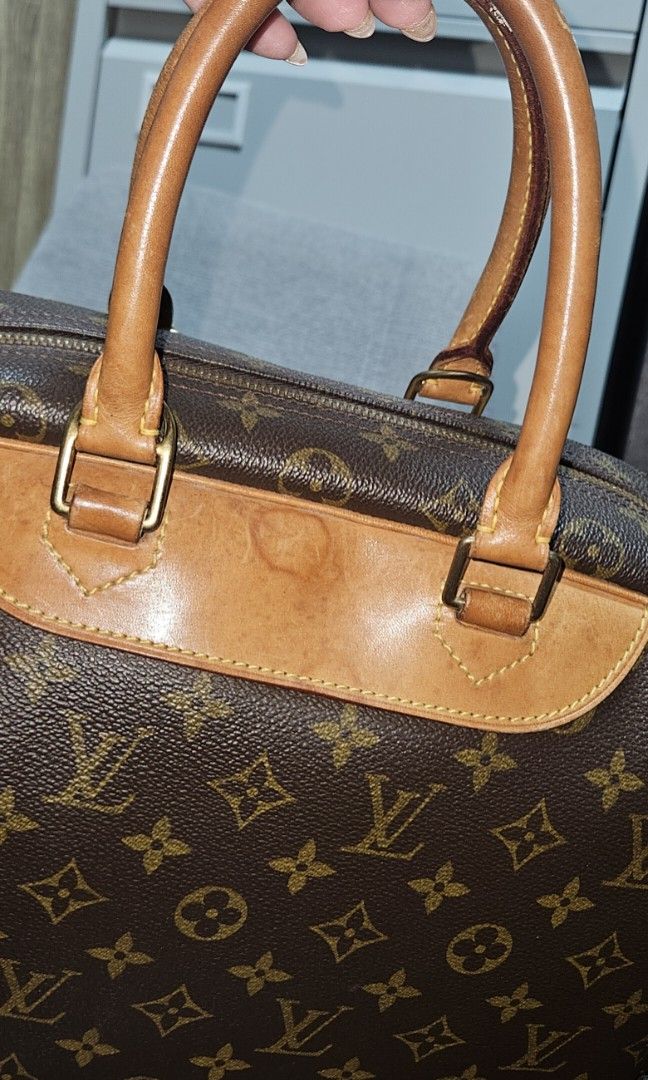 LV DEUVILLE (Category: Luxury Bags & Wallets) located in Quezon City. Submitted by nadine_miel (Listing ID 1444811427, Image 2). Description: Lv Deuville As seen on pictures honey patina na ang vachetta but no foul smell, no peelling, no cracks, clean inside and what importnt is sturdy pa ang bag Comes with dustbag 22k tawaran nio wag lang presyong hukay hukay ha😊😉.